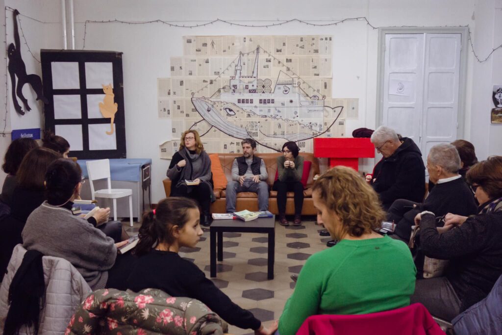 persone che leggono e discutono